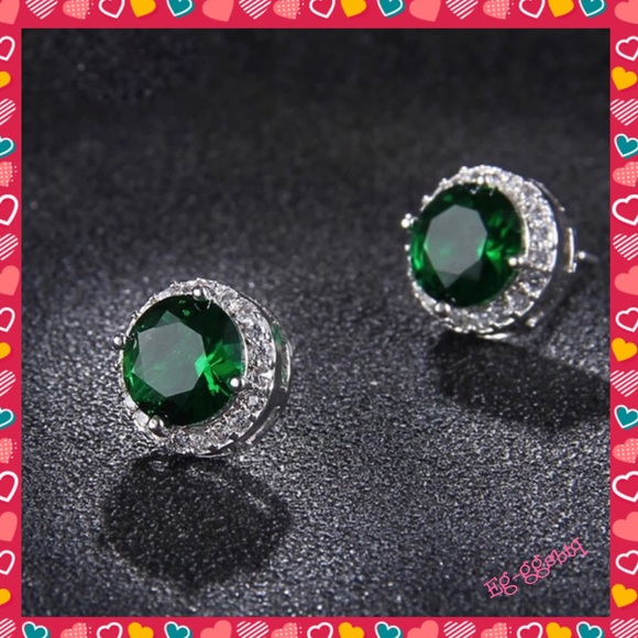 Jewelry - 💗Stunning Emerald Studs